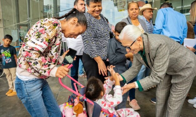Familias agradecen a Beatriz Estrada por apoyos del programa Cuidando tu Bienestar