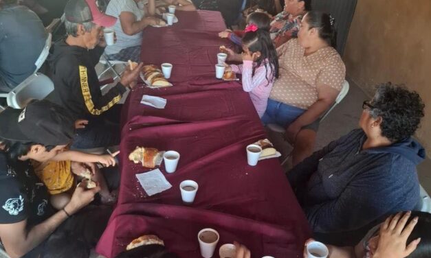 COMPARTEN ROSCA Y CHOCOLATE EN CECOBI DE URÍAS