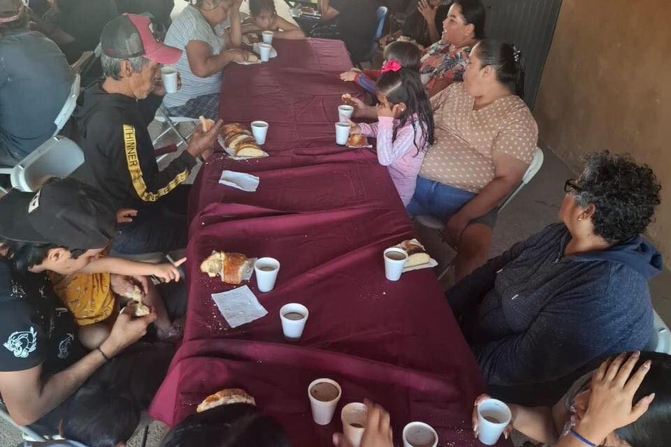 COMPARTEN ROSCA Y CHOCOLATE EN CECOBI DE URÍAS