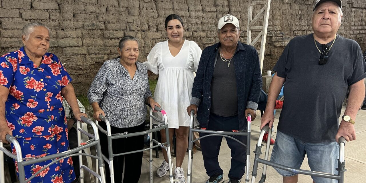 ENTREGAN ANDADERAS A ADULTOS MAYORES EN LAS VARAS