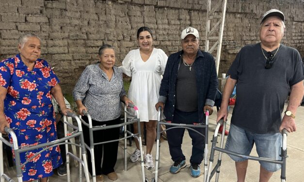 ENTREGAN ANDADERAS A ADULTOS MAYORES EN LAS VARAS