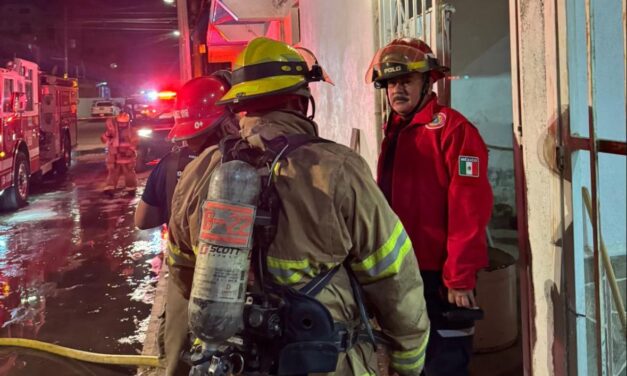 ATIENDEN INCENDIO EN CASA HABITACIÓN