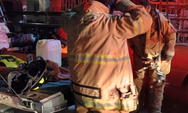 CONTROLAN INCENDIO EN CASA HABITACIÓN