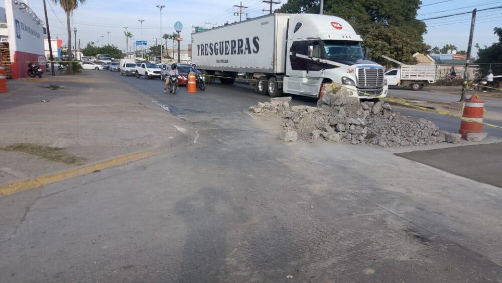 REPARAN LOSA EN AV. GABRIEL LEYVA Y PINO SUÁREZ