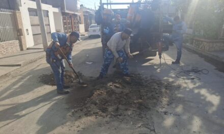 CONCLUYEN TRABAJOS DE BACHEO EN CALLE ROBLES