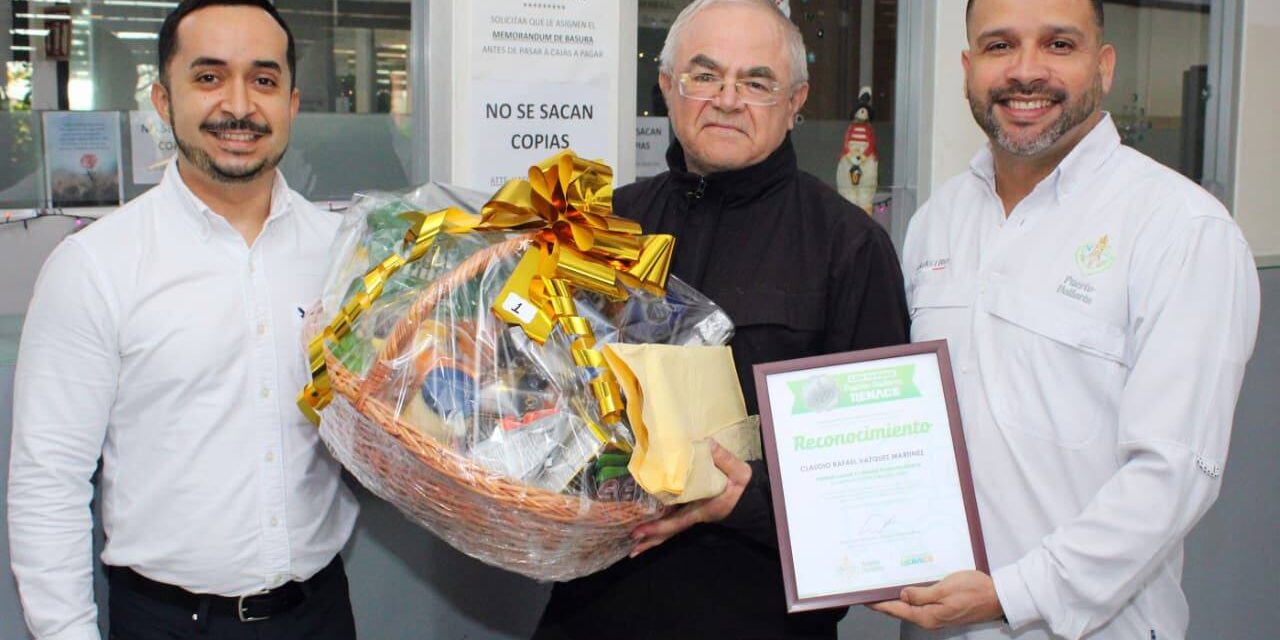 Rafael Vásquez primer ciudadano en pagar el predial 2026