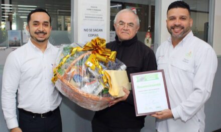 Rafael Vásquez primer ciudadano en pagar el predial 2026