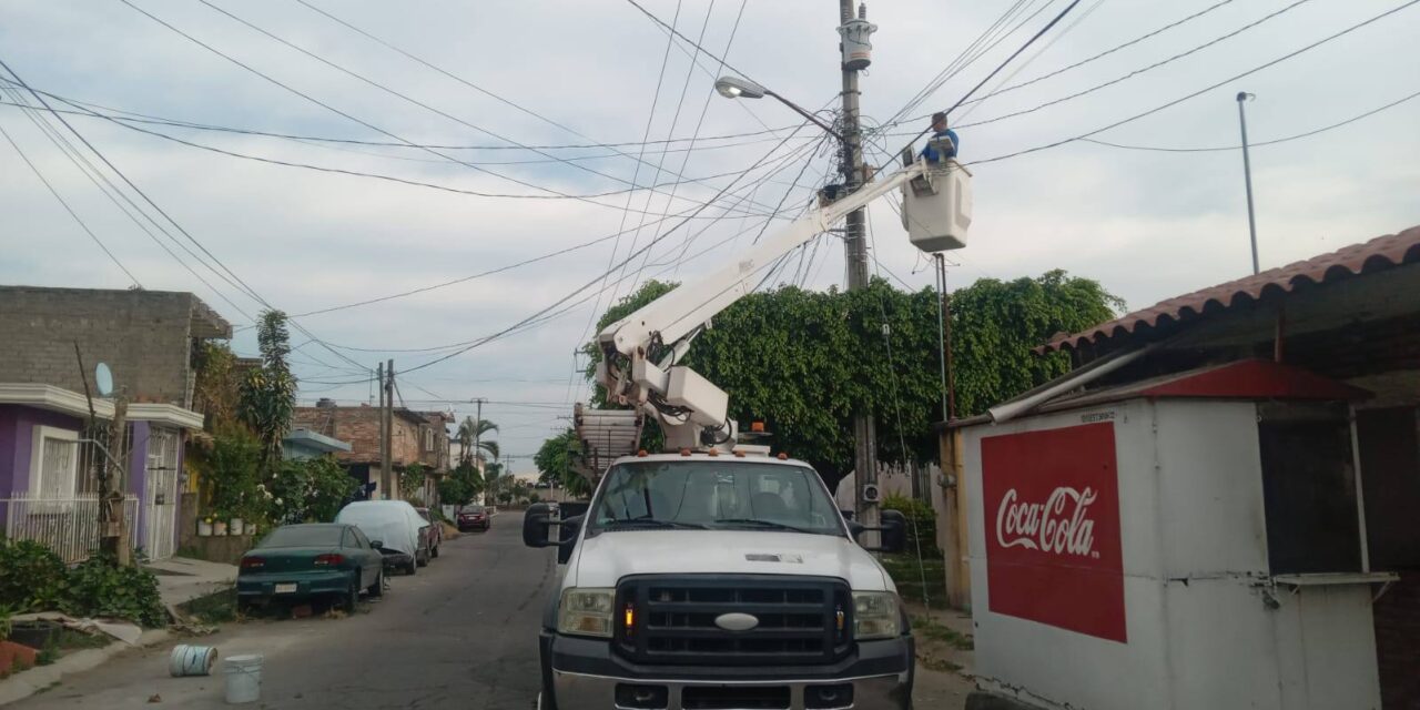 REACTIVAN ALUMBRADO EN CALLES DE XALISCO