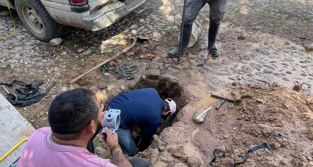 OROMAPAS REPARA RED DE AGUA EN LÁZARO CÁRDENAS