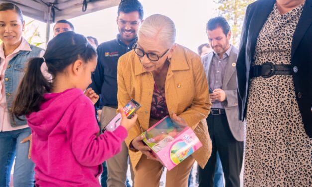 Beatriz Estrada acerca apoyos y servicios a familias de la colonia El Rodeo