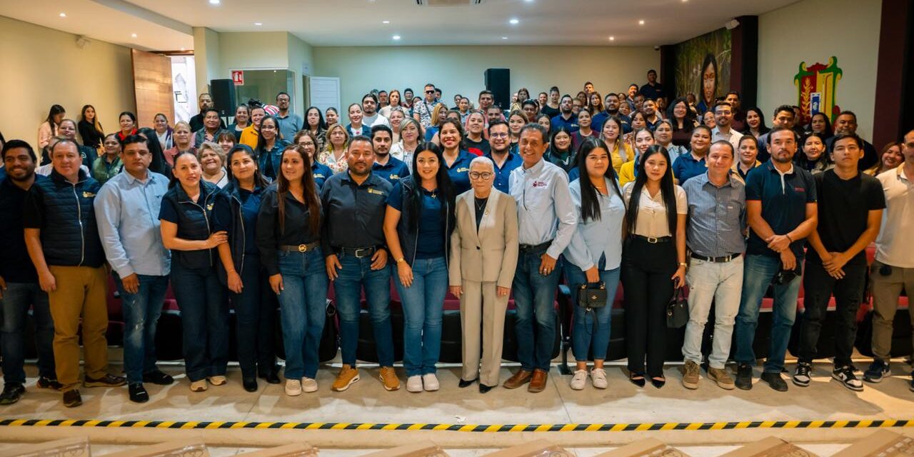 Beatriz Estrada impulsa la educación de las personas adultas con la entrega de computadoras