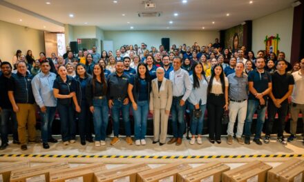 Beatriz Estrada impulsa la educación de las personas adultas con la entrega de computadoras