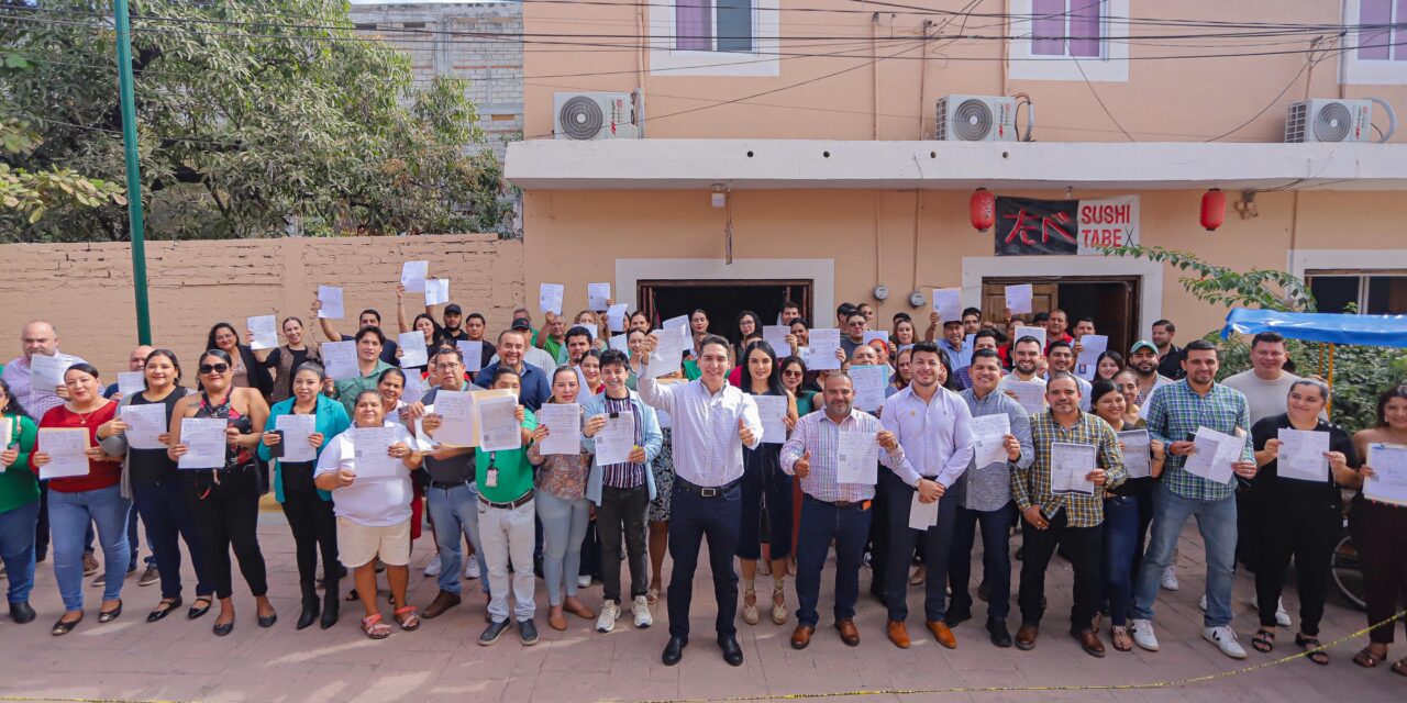 Héctor Santana y trabajadores del Ayuntamiento de Bahía de Banderas cumplen con el pago del predial