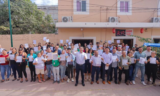 Héctor Santana y trabajadores del Ayuntamiento de Bahía de Banderas cumplen con el pago del predial