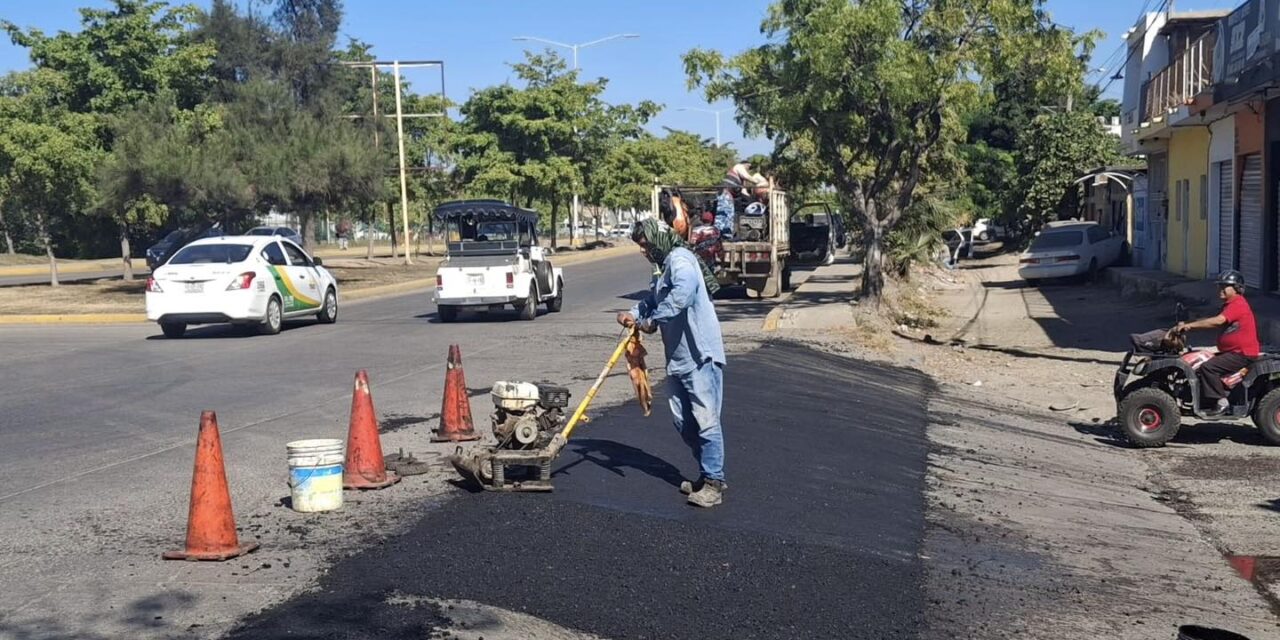 REPARACIÓN DE BACHES EN CALLE PÉREZ ARCE, COLONIA TOLEDO CORRO