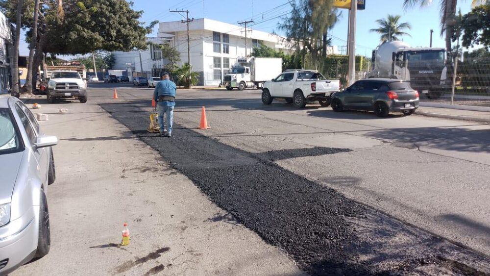 CONCLUYEN TRABAJOS DE BACHEO EN AV. PUERTO MAZATLÁN Y PUERTO DE LA PAZ