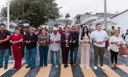ENTREGAN PAVIMENTACIÓN DE LA CALLE MERCADO EN XALISCO