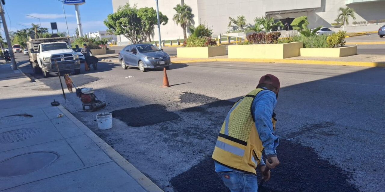 BACHEO EN AV. REFORMA PARA MEJORAR LA MOVILIDAD VIAL