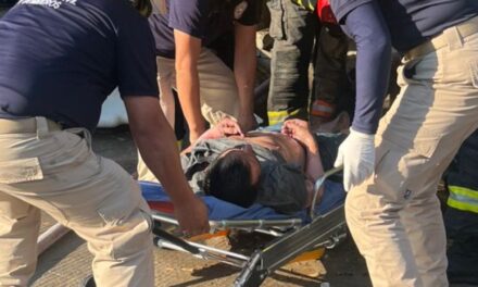 RESCATAN CON VIDA A PERSONA EN INCENDIO EN MEZCALES