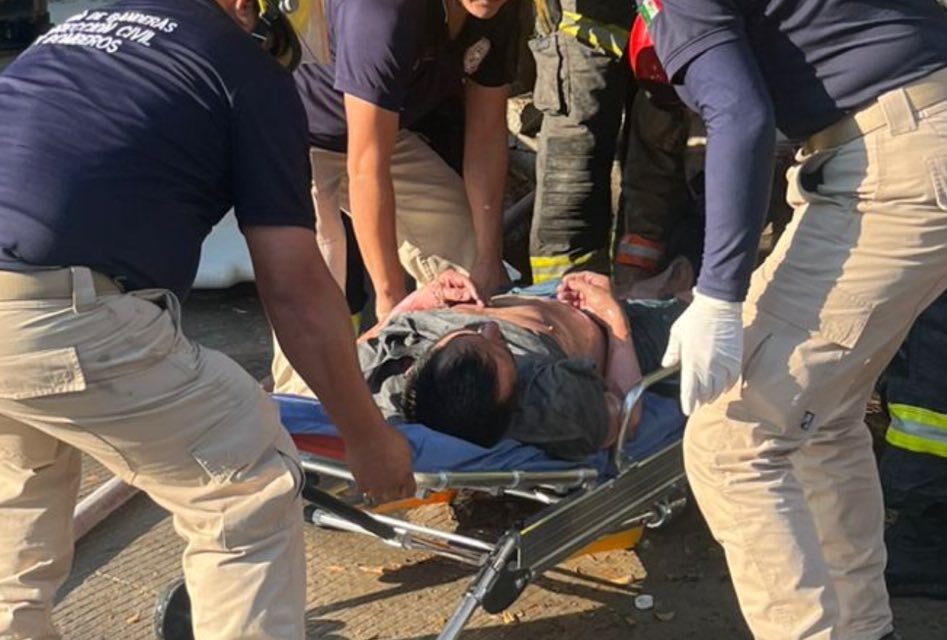 RESCATAN CON VIDA A PERSONA EN INCENDIO EN MEZCALES