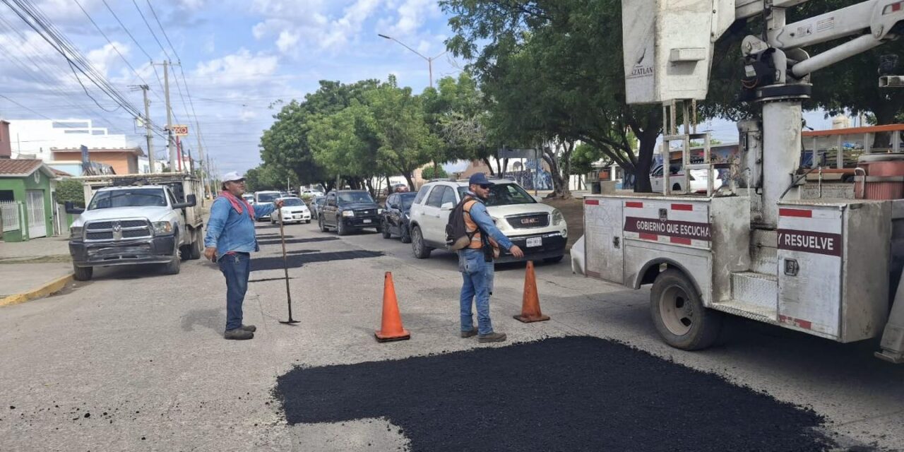 REALIZAN BACHEO EN AV. MÚNICH