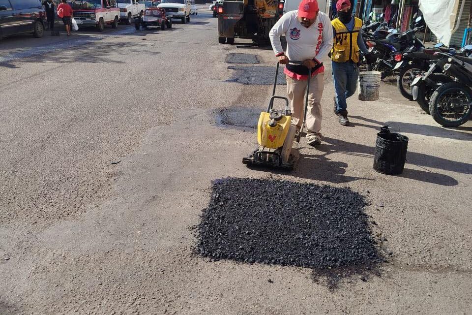 REPARAN BACHES EN AV. LAS AMÉRICAS, COLONIA JUÁREZ