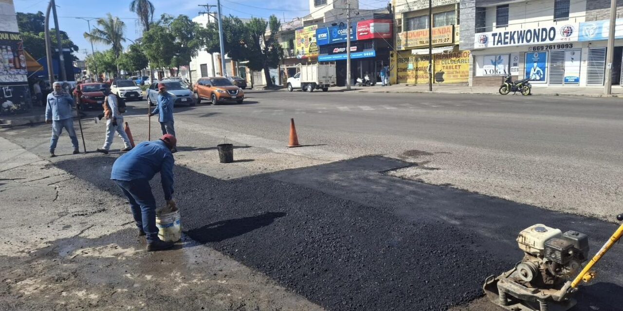 REPARAN BACHES EN CALLE ANTONIO ROSALES