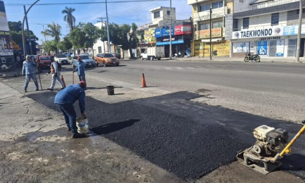 REPARAN BACHES EN CALLE ANTONIO ROSALES