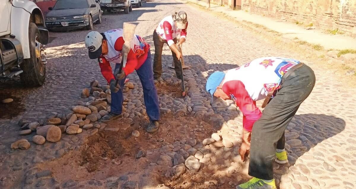 AVANZA REHABILITACIÓN DE EMPEDRADOS EN ACAPONETA