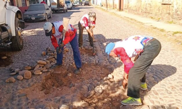 AVANZA REHABILITACIÓN DE EMPEDRADOS EN ACAPONETA