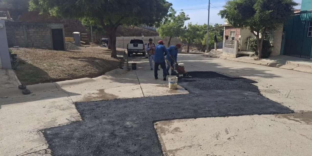 REALIZAN BACHEO EN CALLE LAGUNA, RINCÓN DE URÍAS