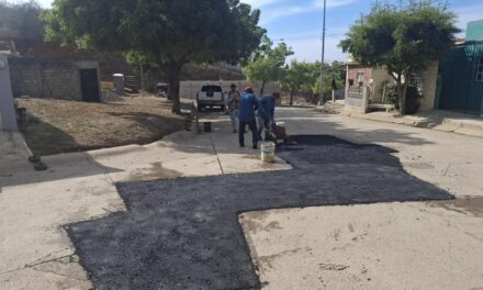 REALIZAN BACHEO EN CALLE LAGUNA, RINCÓN DE URÍAS