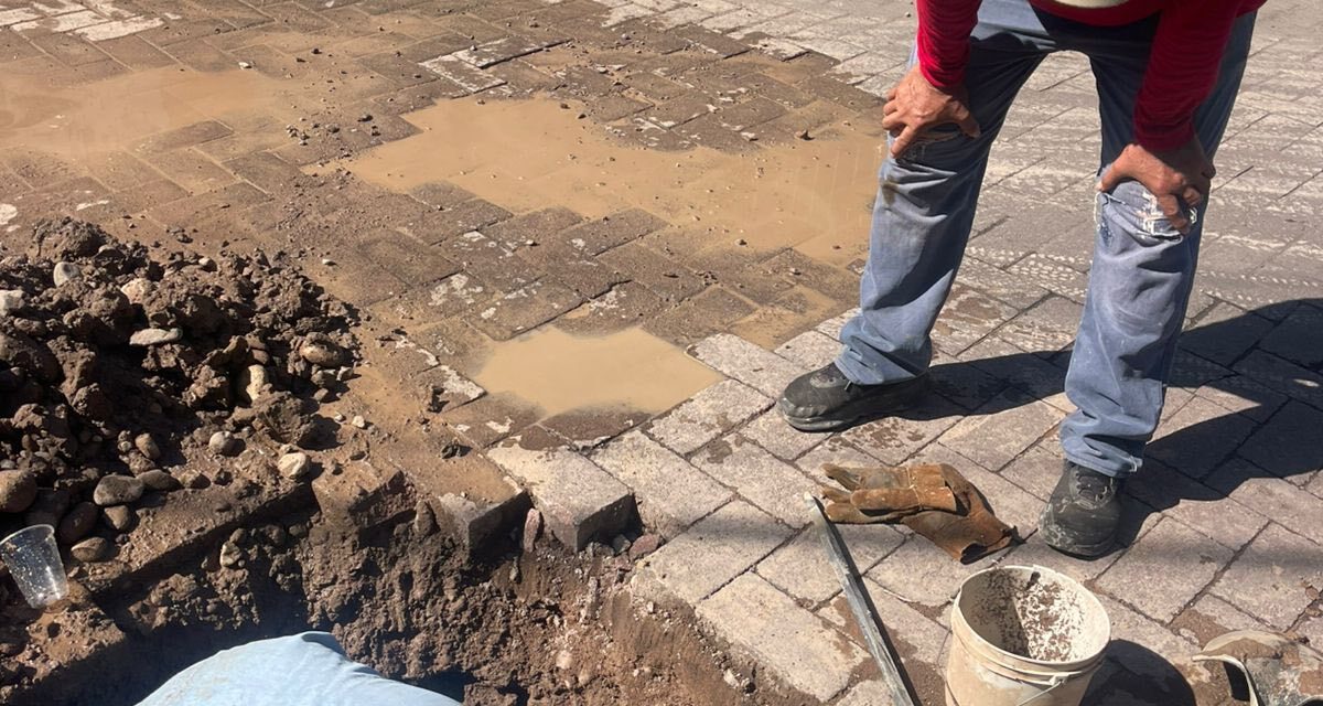 OROMAPAS ACAPONETA REPARA LÍNEA DE CONDUCCIÓN EN COLONIA CENTRO