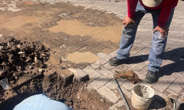OROMAPAS ACAPONETA REPARA LÍNEA DE CONDUCCIÓN EN COLONIA CENTRO