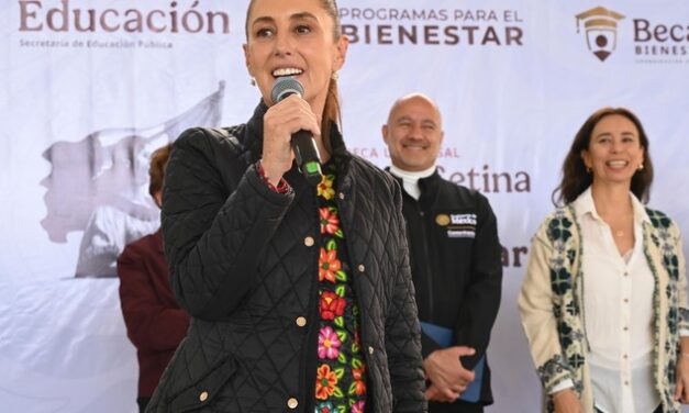 Ya nadie les puede quitar la beca a los estudiantes de secundaria, es un derecho permanente: Presidenta entrega Beca Rita Cetina en