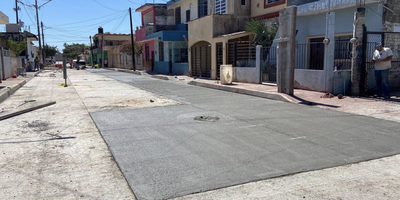 AVANZA LA PAVIMENTACIÓN EN LA CALLE ROBERTO M. GONZÁLEZ EN ACAPONETA