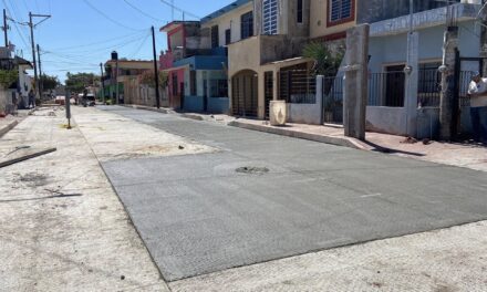 AVANZA LA PAVIMENTACIÓN EN LA CALLE ROBERTO M. GONZÁLEZ EN ACAPONETA