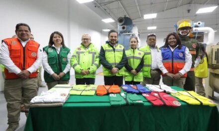 Zoé Robledo encabeza entrega de más de 100 mil uniformes y equipos de protección civil para brigadistas del IMSS