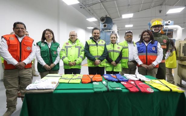 Zoé Robledo encabeza entrega de más de 100 mil uniformes y equipos de protección civil para brigadistas del IMSS