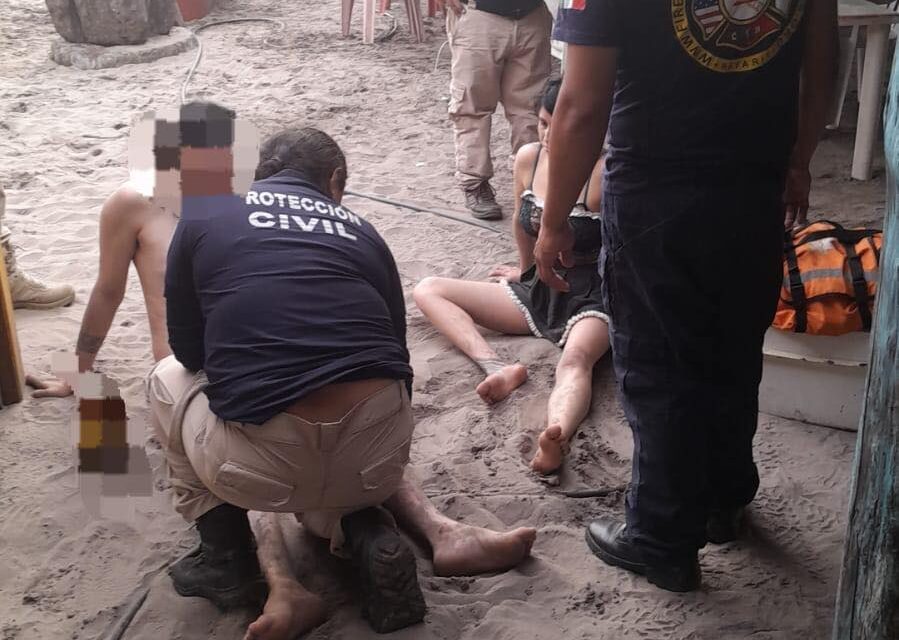 🚨Bomberos Estatales auxilian a dos personas un colapso de estructura en San Blas