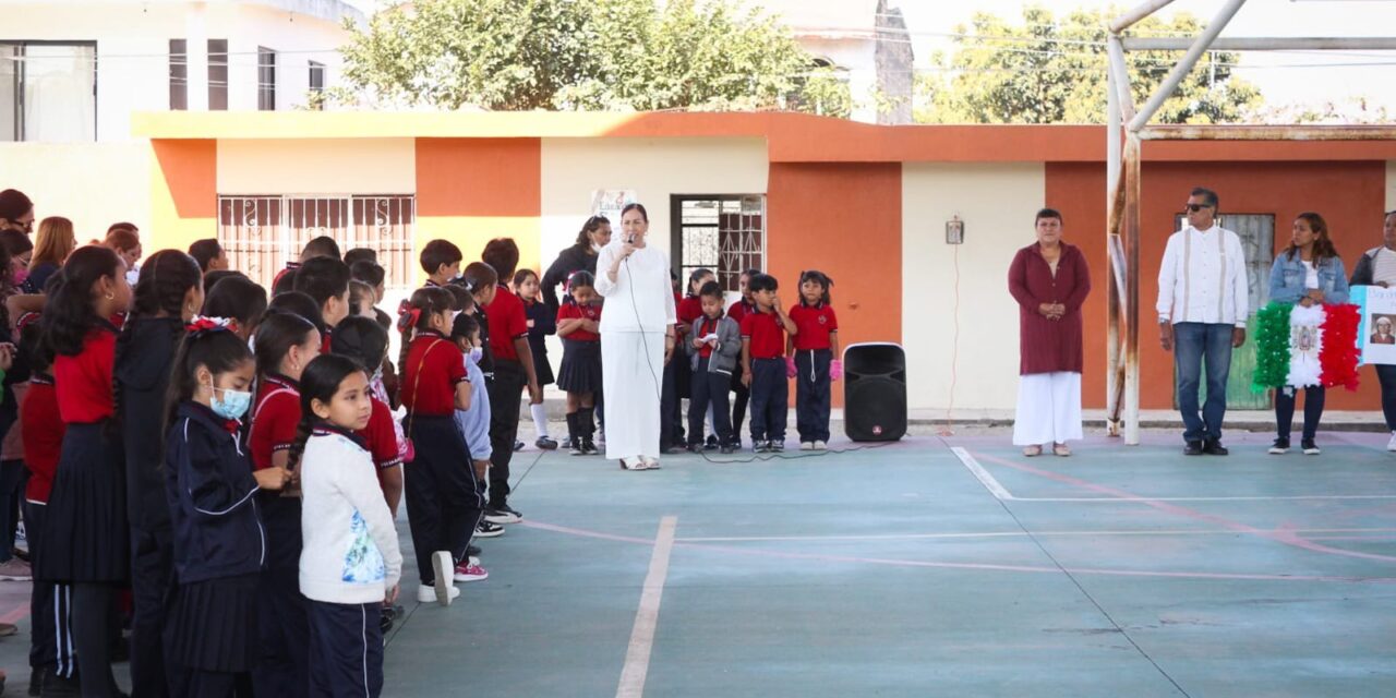 Anabel Guerrero ENCABEZA HONORES A LA BANDERA Y RESPALDA A ESCUELA EN PANTANAL