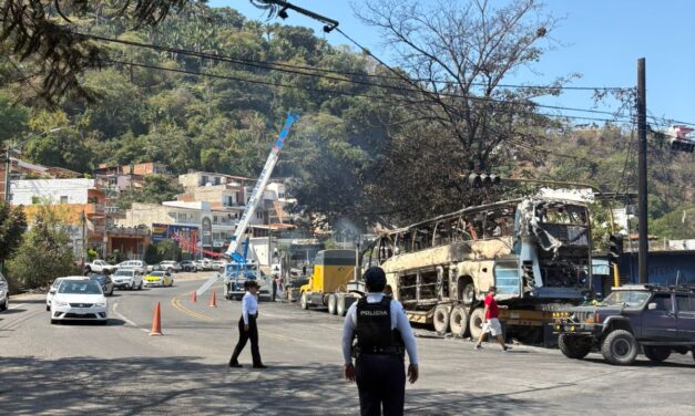 AVANZAN MANIOBRAS PARA RETIRAR VEHÍCULOS PESADOS EN DISTINTAS VIALIDADES