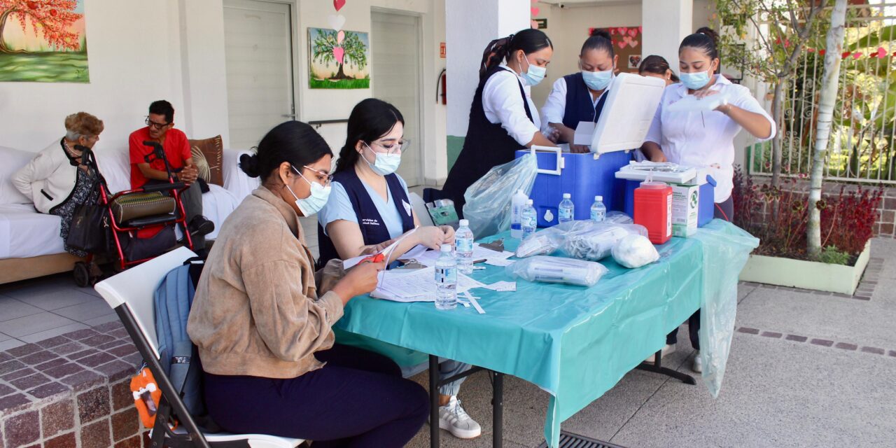 Protege DIF Vallarta a adultos mayores del CAIAM con jornada de vacunación