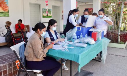 Protege DIF Vallarta a adultos mayores del CAIAM con jornada de vacunación