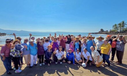 ADULTOS MAYORES CELEBRAN EL AMOR Y LA VIDA ACTIVA CON VISITA A LA PLAYA EN TEPIC