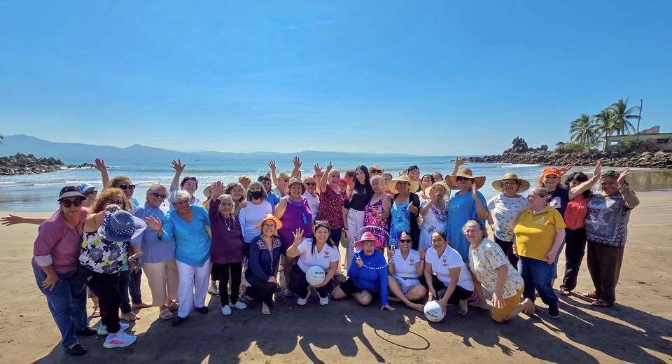 ADULTOS MAYORES CELEBRAN EL AMOR Y LA VIDA ACTIVA CON VISITA A LA PLAYA EN TEPIC