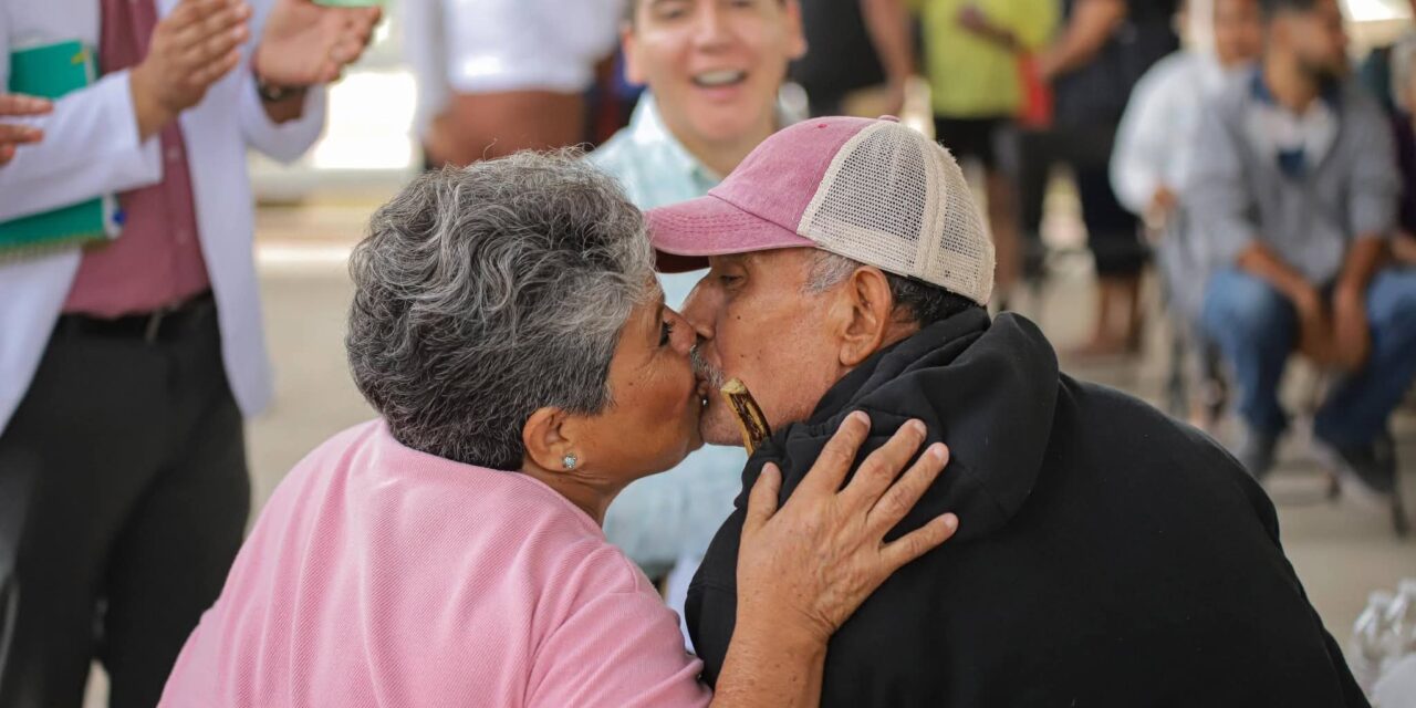 Héctor Santana atiende de frente a vecinos de Santa Fe en Audiencia Ciudadana