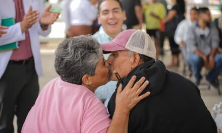 Héctor Santana atiende de frente a vecinos de Santa Fe en Audiencia Ciudadana