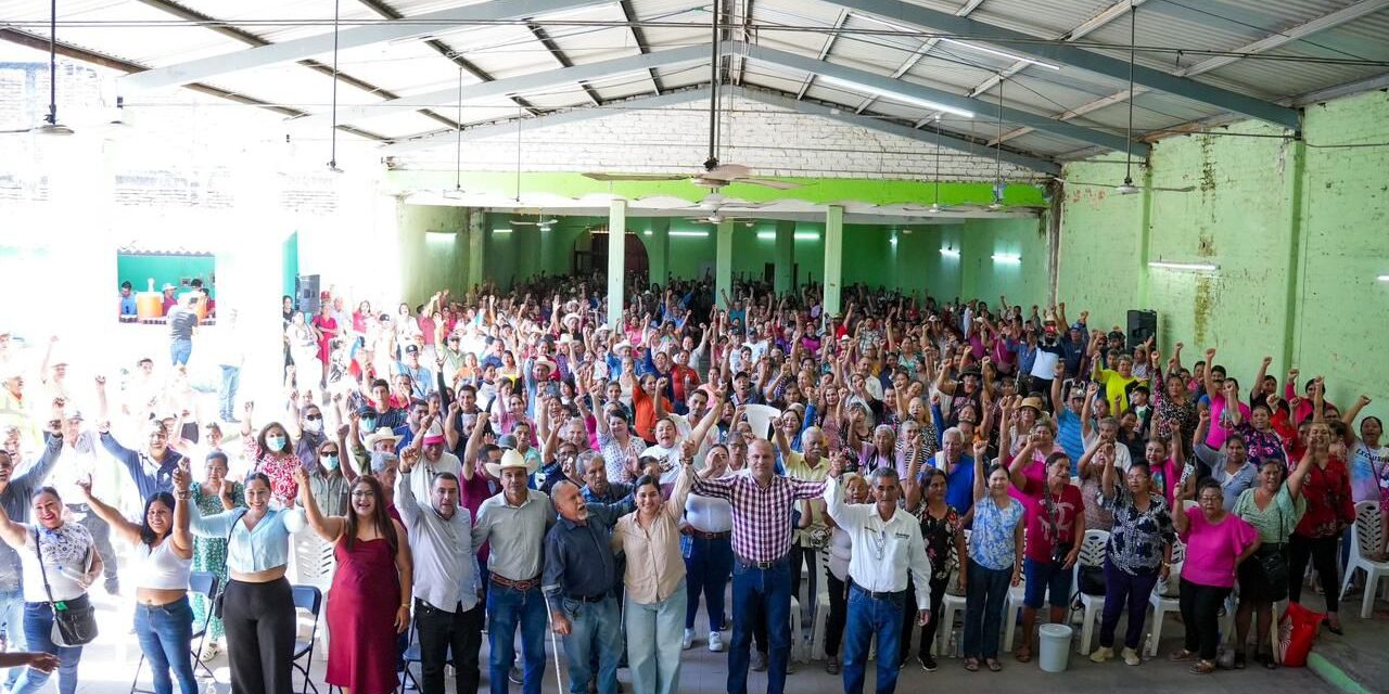 Arrasa Elizabeth López Blanco en Acaponeta