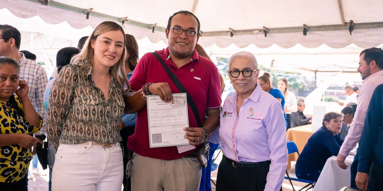 Beatriz Estrada acerca bienestar integral a familias de la colonia Puerta de la Laguna, en Tepic.